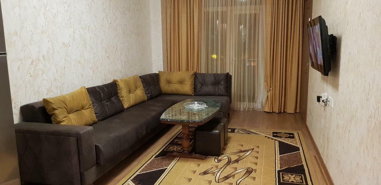 באטומי Nino Apartment On Pirosmani מראה חיצוני תמונה