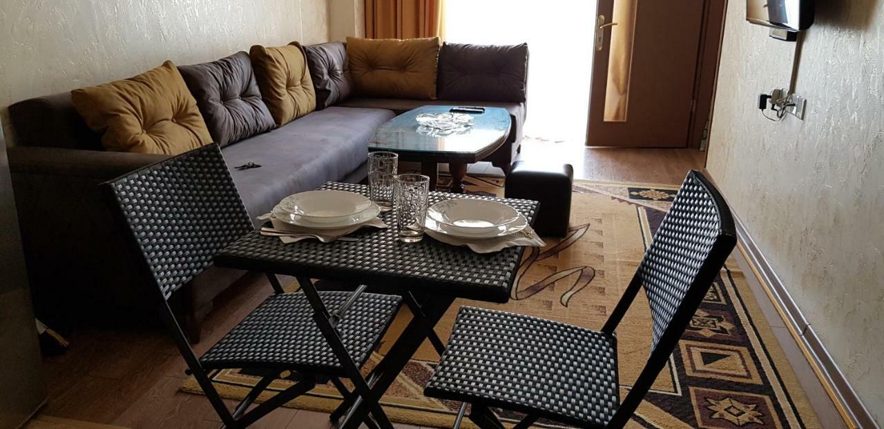 באטומי Nino Apartment On Pirosmani מראה חיצוני תמונה